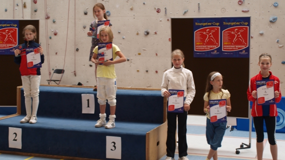 Angelina und Alina bei der Siegerehrung